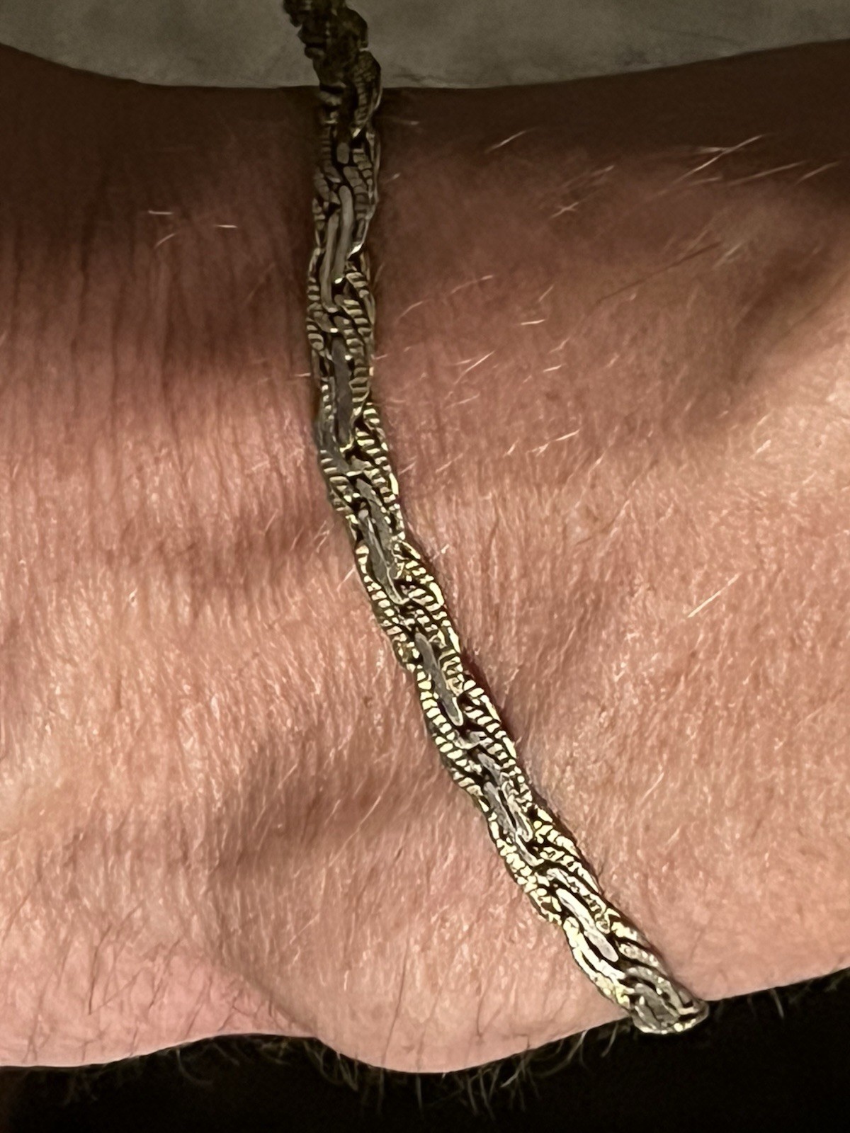 14 KT Yellow & White Gold Byzantine Style Chain 8in Bracelet. Weighs 5.103 Grams