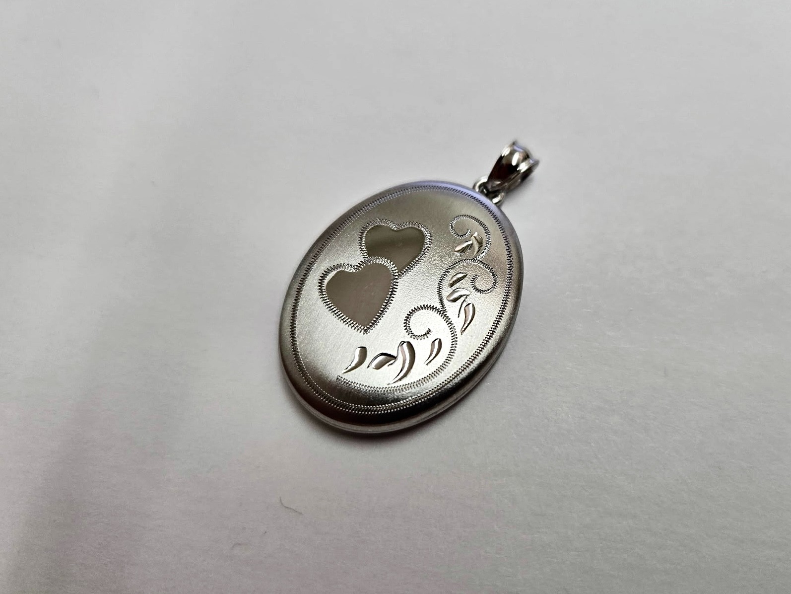 925 Sterling Silver Hearts & Scroll Oval Locket Pendant 1 1/32 Inch (26mm) Tall