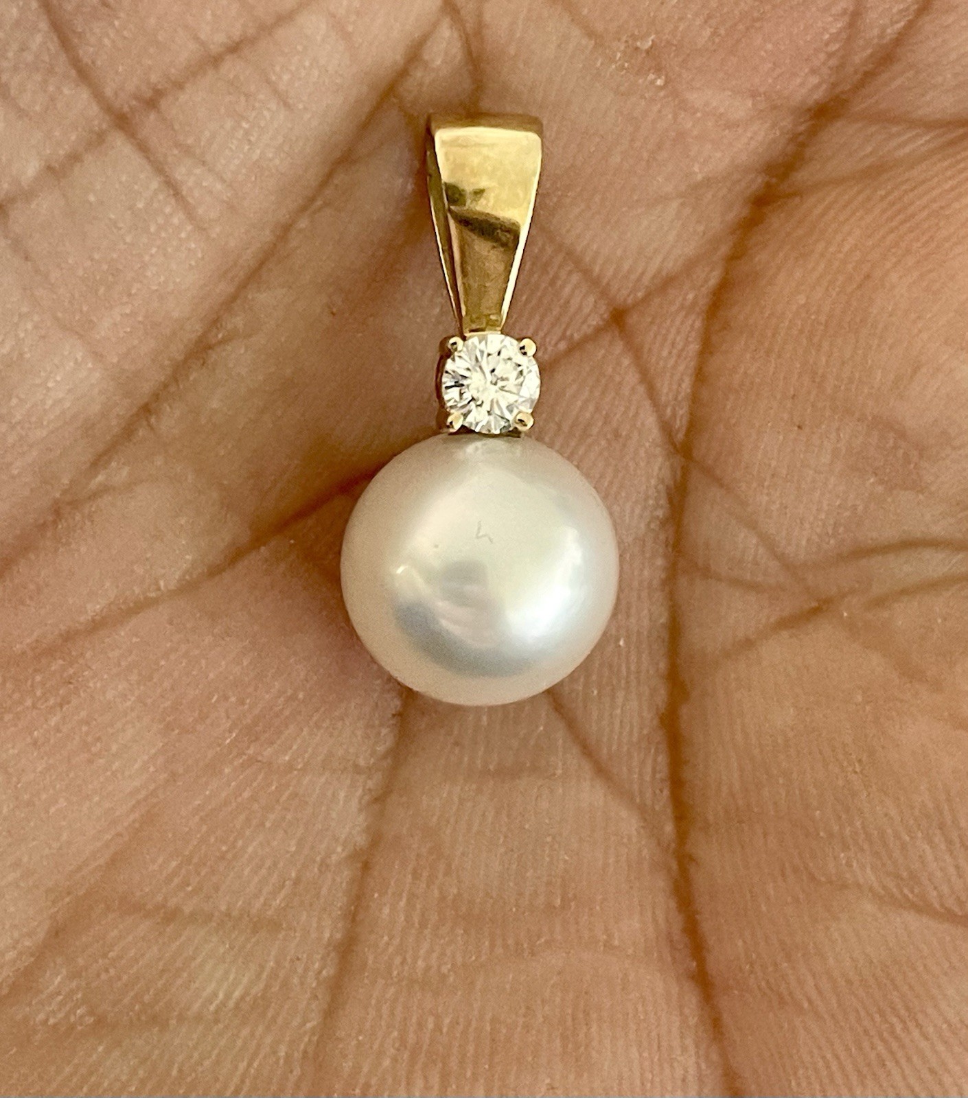 14KT Yellow Gold 10.55mm Pearl & 0.20CT Diamond Pendant (K152)