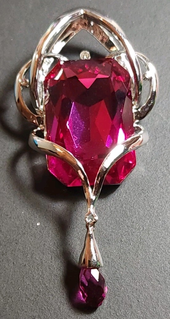 Radiant Cut Hot Pink 1″ X 3/4″ Silver Tone Pentent Stunning. Unknown Metal
