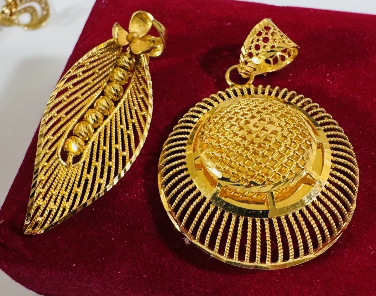 22K 916 22C Real Gold Two Set of Pendant 1 x Left Flower & 1x Round 8g