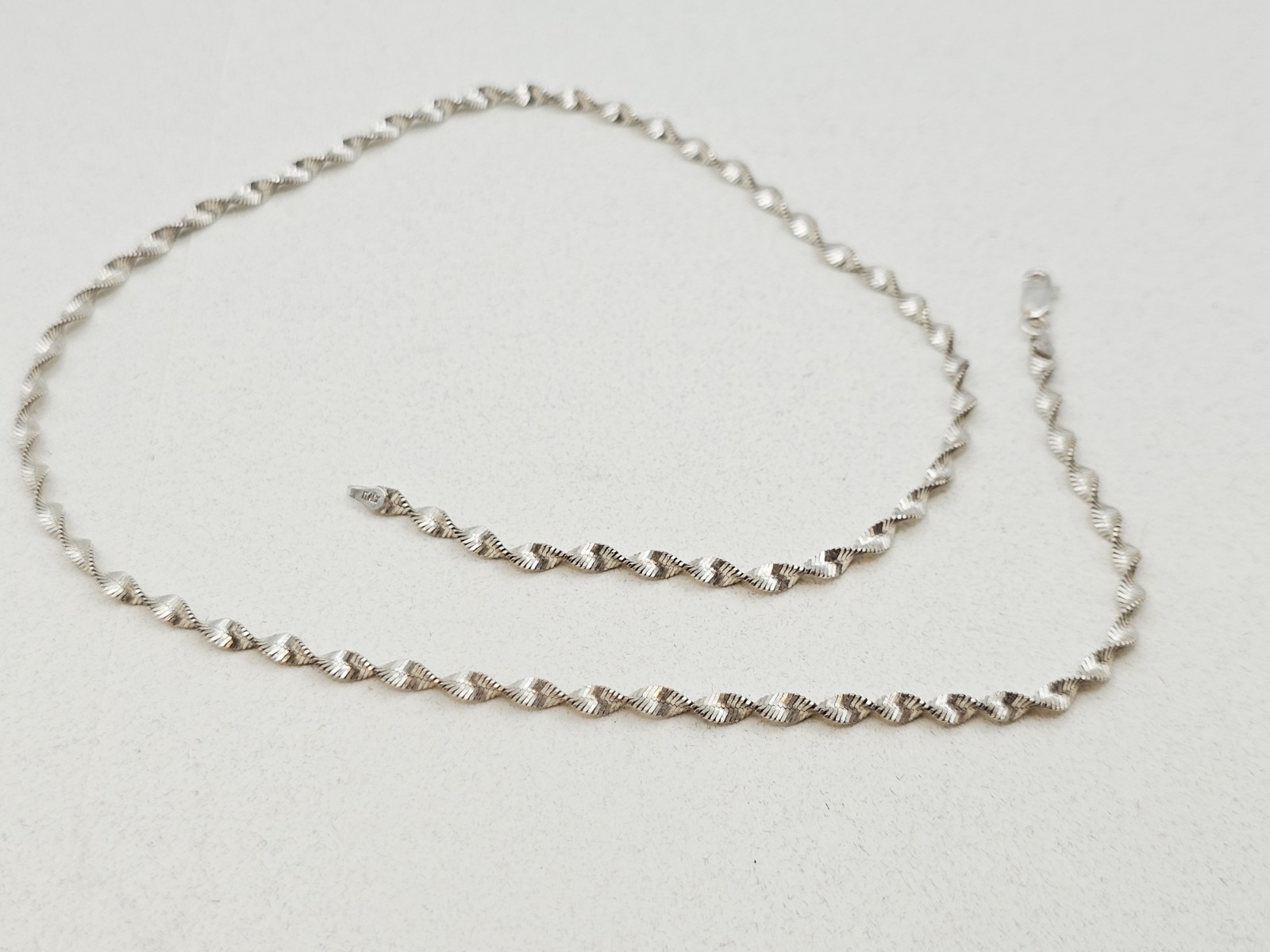 Italy 925 Sterling Silver Twisted Herringbone Chain Necklace 18 ” 7.5 Grams