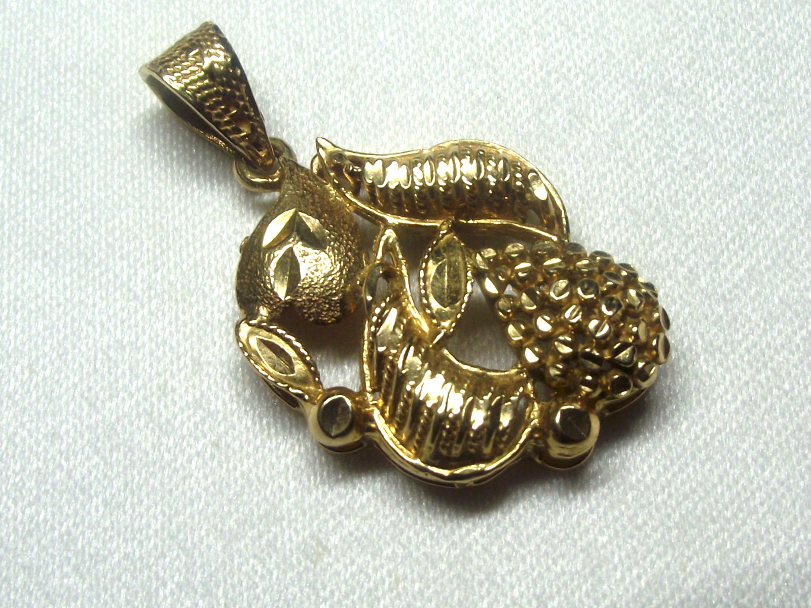 *** HIGH GRADE GOLD *** ? 18ct / 21ct ? FANCY Design PENDANT * approx 6GMS *