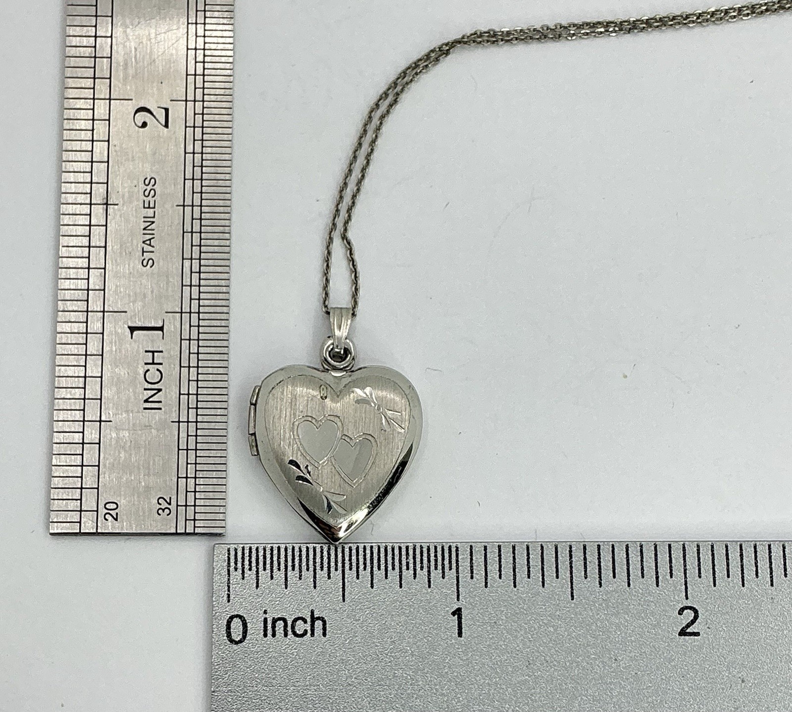 LOCKET HEART SHAPE STERLING SILVER WITH CHAIN ENGRAVED HEARTS (S1039)