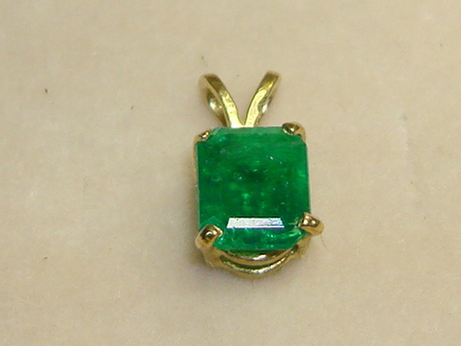 14K SOLID GOLD APPROX. 1 1/2 CTW NATURAL EMERALD PENDANT! RARE FIND!
