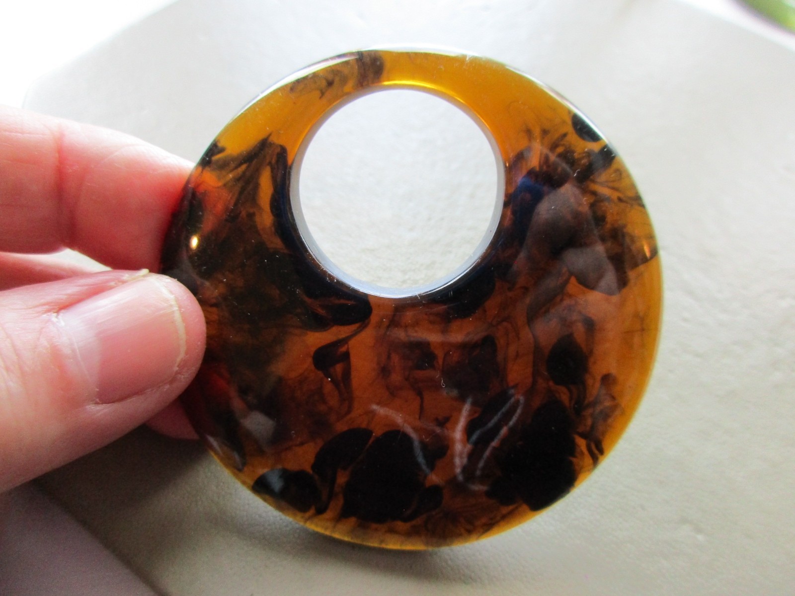 LARGE VINTAGE BROWN MOTTLED LUCITE RETRO PLASTIC CIRCLES PENDANT NECKLACE UK MOD