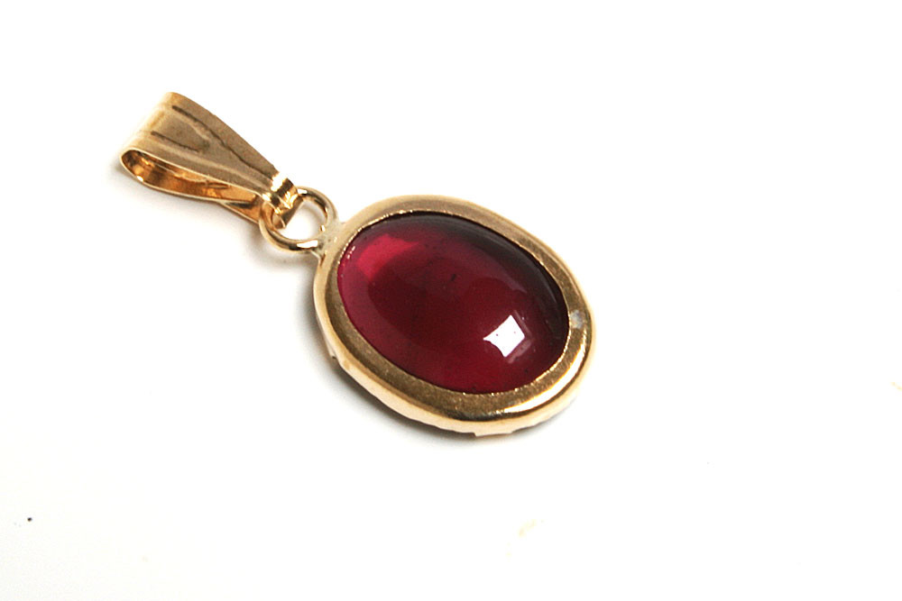 9ct Gold Garnet Oval Necklace Pendant no chain Gift Boxed Made in UK