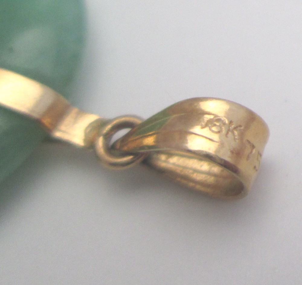 FINE JADEITE DISC PENDANT with 18K YELLOW GOLD, 7.0 score mohs hardness scale