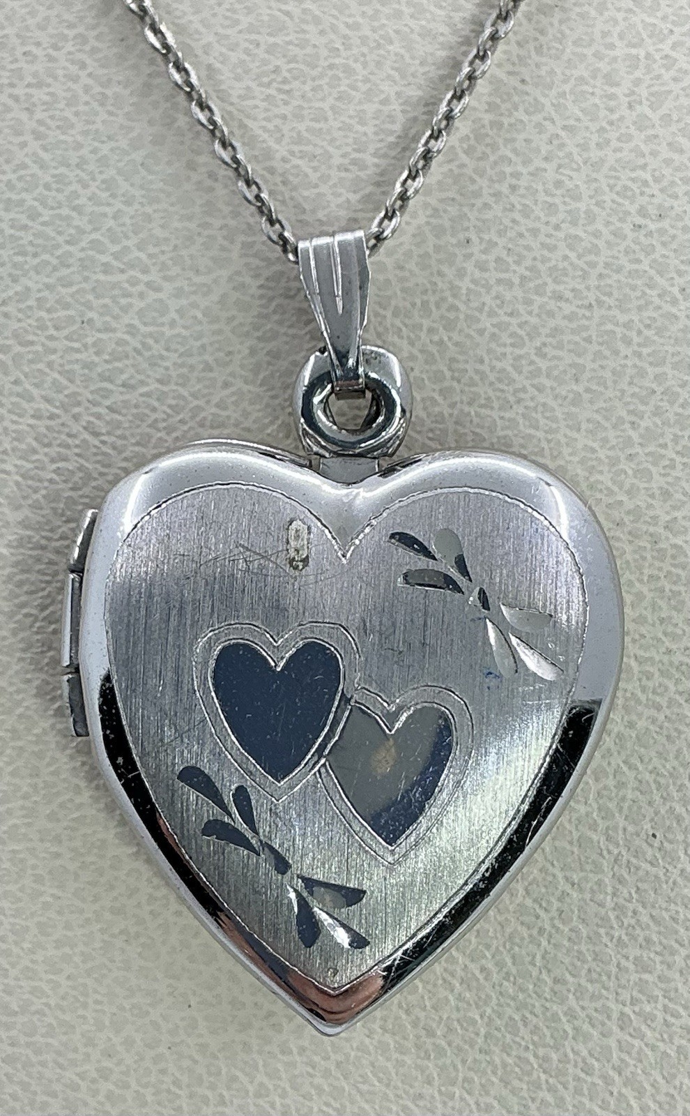 LOCKET HEART SHAPE STERLING SILVER WITH CHAIN ENGRAVED HEARTS (S1039)