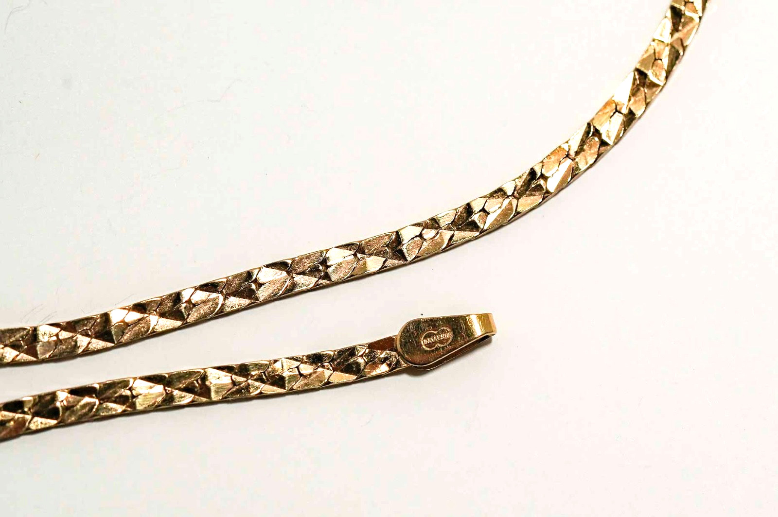 UnoAErre Solid 14K Gold Triangle Herringbone Necklace 18″ Lobster Clasp 8.1g