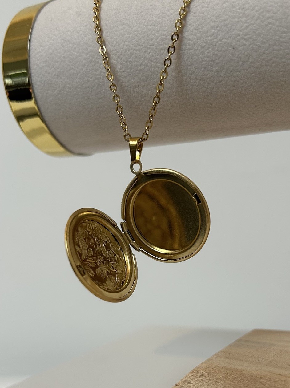 18ct Gold Filled Locket Necklace – Floral Engraved – 20” Chain – Holds 2 Photos