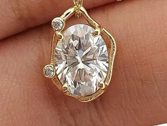 IGI 3.10 Ct Oval-Cut EF/VS1 Lab Grown Diamond Solitaire Pendant 14k Yellow Gold