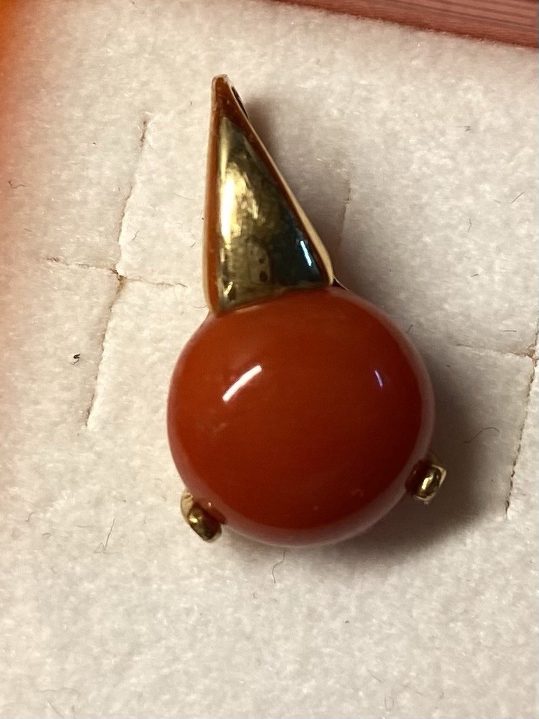 18K Yellow Gold Red Coral Pendant