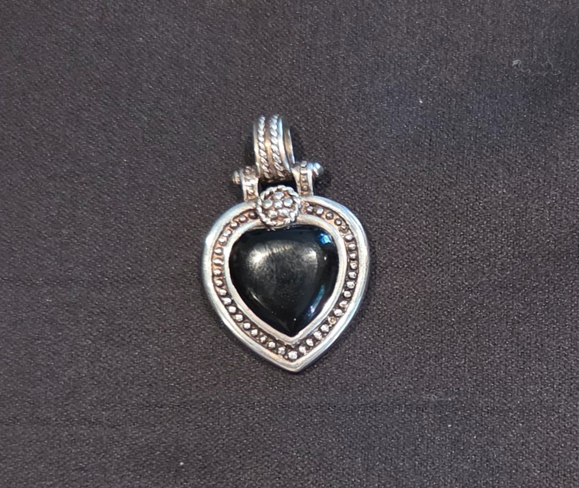 Vintage 925 Sterling Silver Black Onyx Heart Pendant Ornate Beaded Rope Border 8