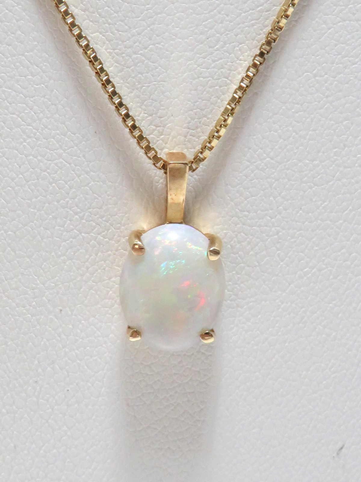 DAINTY LADIES 14k YELLOW GOLD PENDANT w 1.15cts OVAL AUSTRALIAN OPAL (10mmx8mm)*