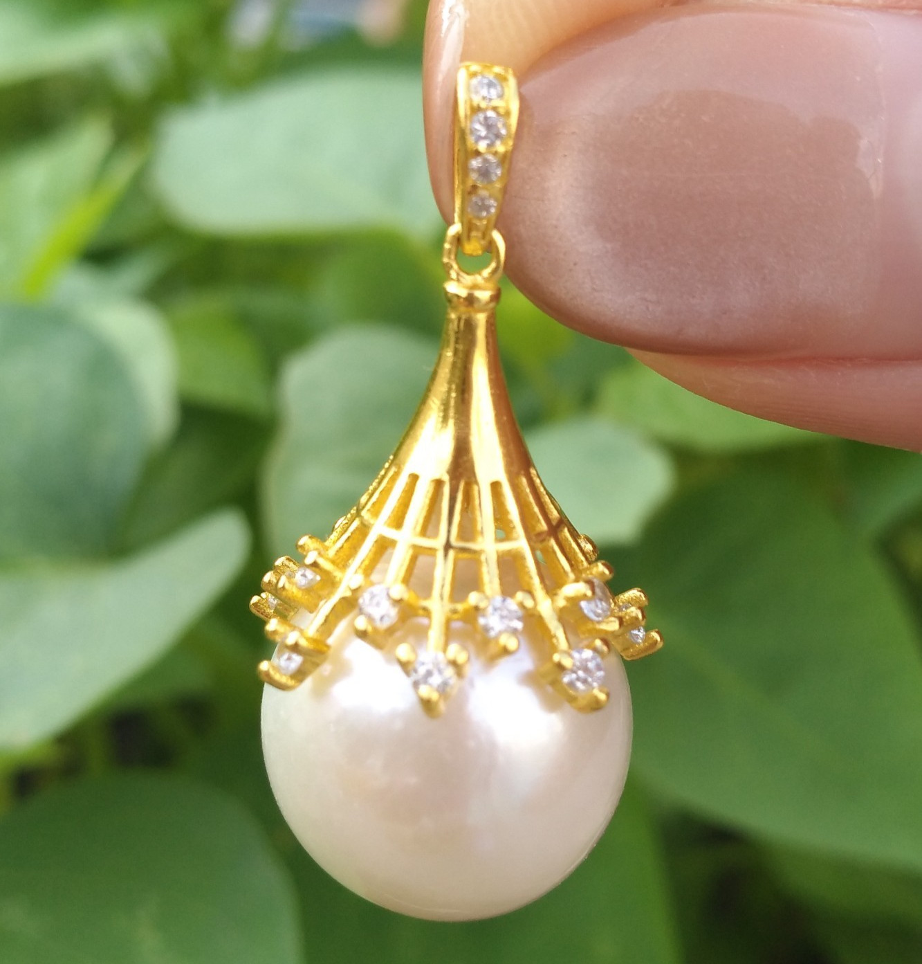 Beautiful Design Gorgeous 13-12mm South Sea Round White Pearl Pendant 14K Gold P