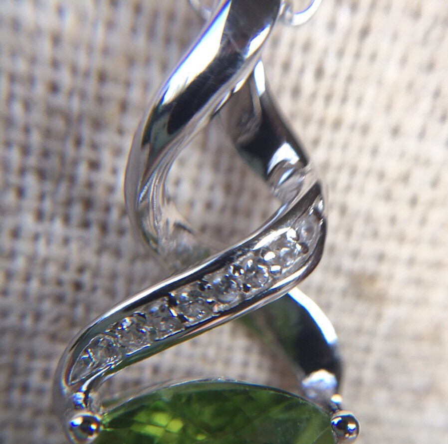 New 2.5 CTW Trillion Peridot & White Zircon Sterling Silver Pendant Necklace 925