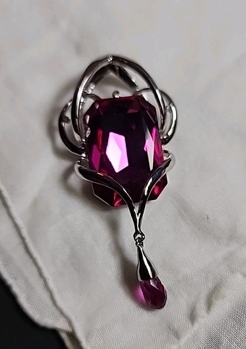 Radiant Cut Hot Pink 1″ X 3/4″ Silver Tone Pentent Stunning. Unknown Metal