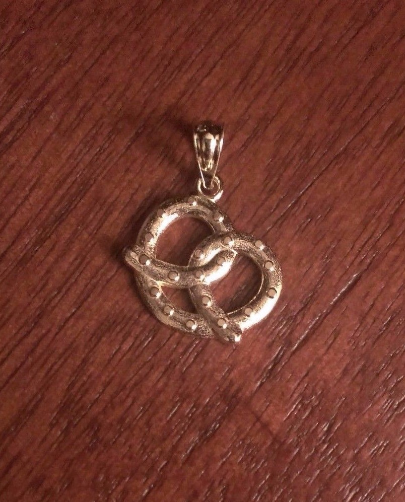14K YELLOW GOLD PRETZEL CHARM PENDANT – 0.8 INCH