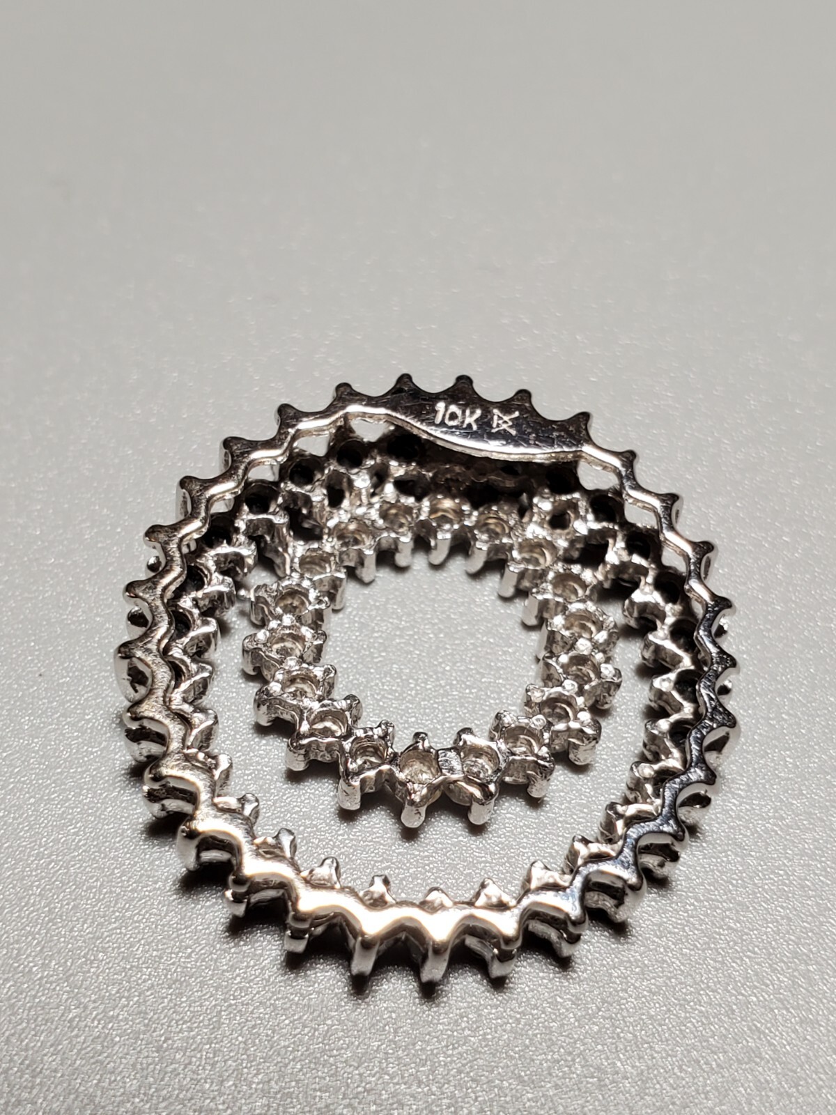 APPROX 0.50 CT ONYX & 1.00 CT DIAMOND 10KT SOLID WHITE GOLD CIRCLE PENDANT