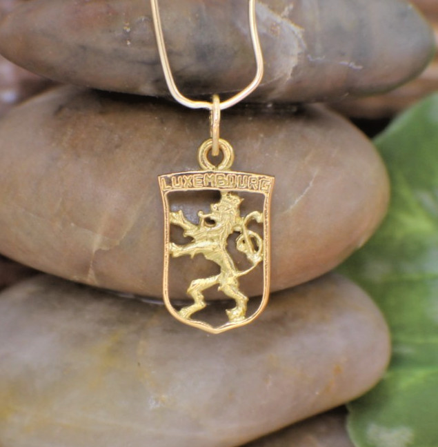 Solid 18K Yellow Gold 3D Luxembourg Lion Shield Pendant Charm Travel
