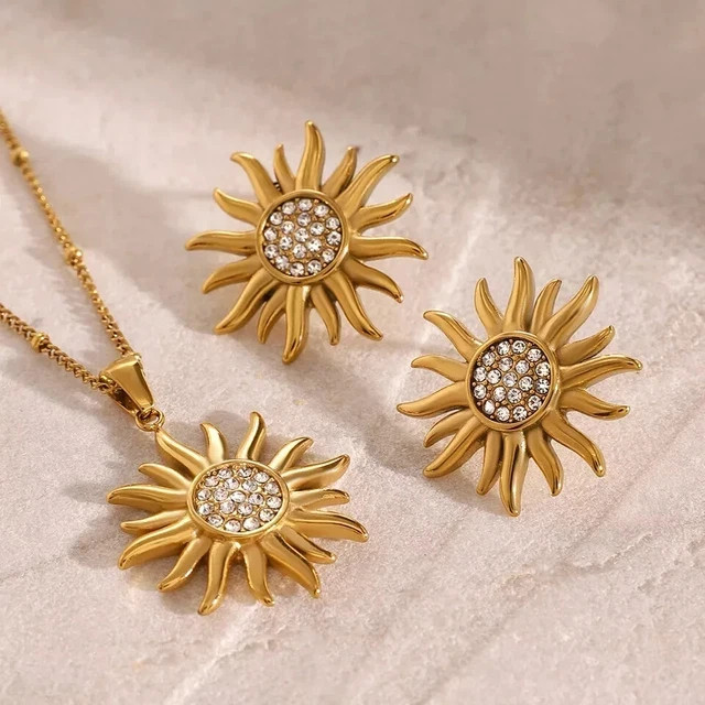 1.30Ct Round Lab Created Diamond Round Flower Pendant Set 14K Yellow Gold Plated