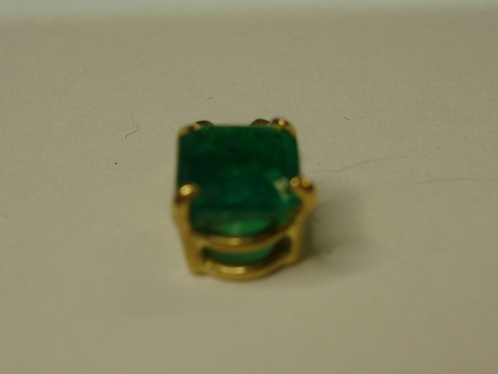 14K SOLID GOLD APPROX. 1 1/2 CTW NATURAL EMERALD PENDANT! RARE FIND!