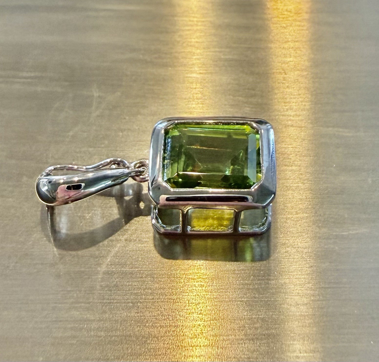 14k Solid WG PERIDOT PENDANT – Lab Created Peridot – 2.24gr tw