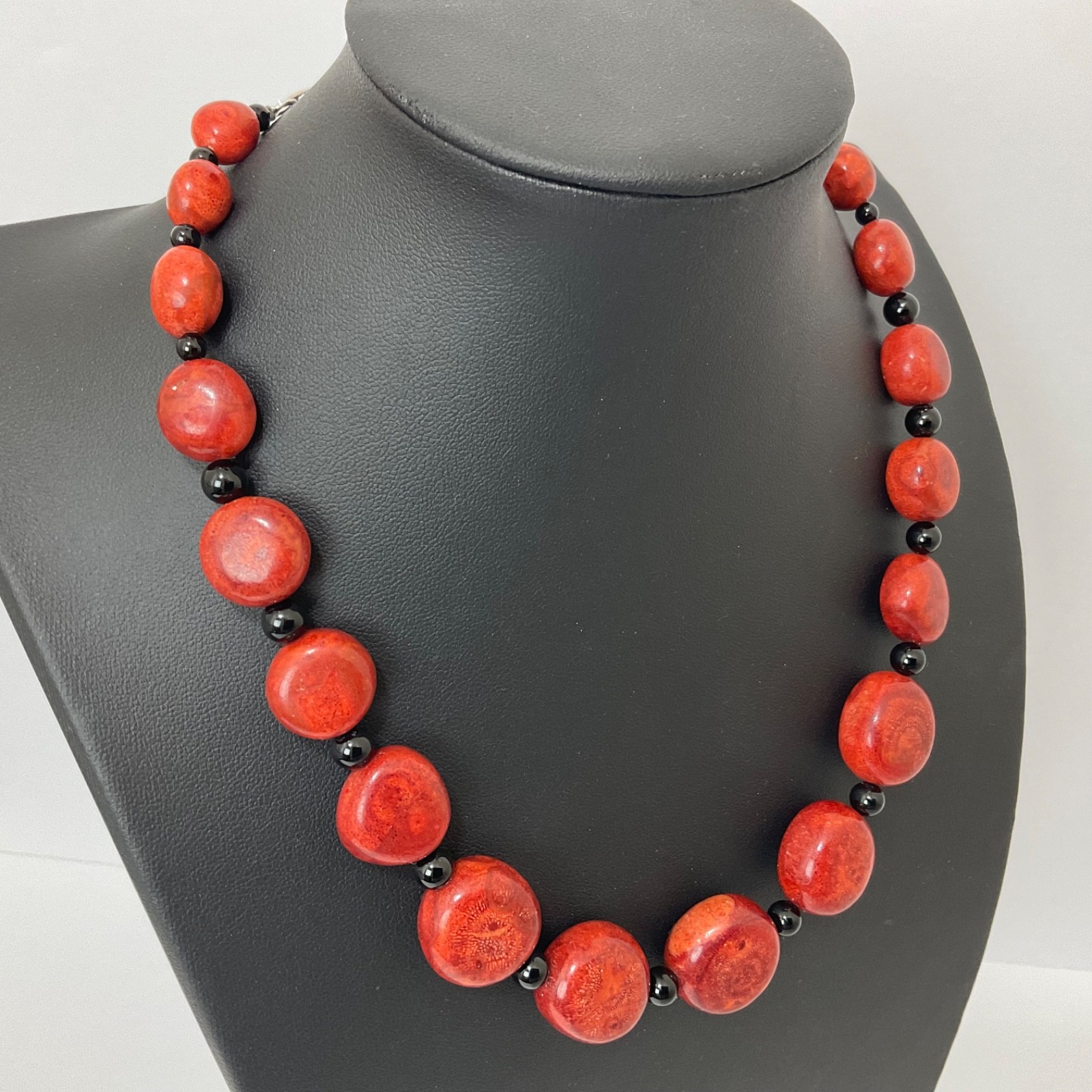 Desert Rose Trading Red Sponge Coral Black Onyx Graduating Bead Necklace 16-19”