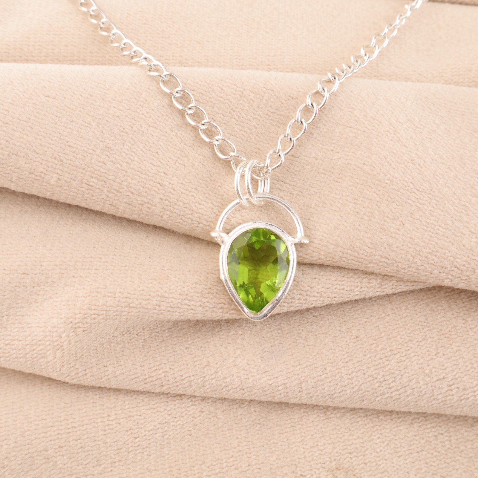 925 Sterling Silver Heart Chakra Faceted Peridot Stone New Sister Bezel Pendant