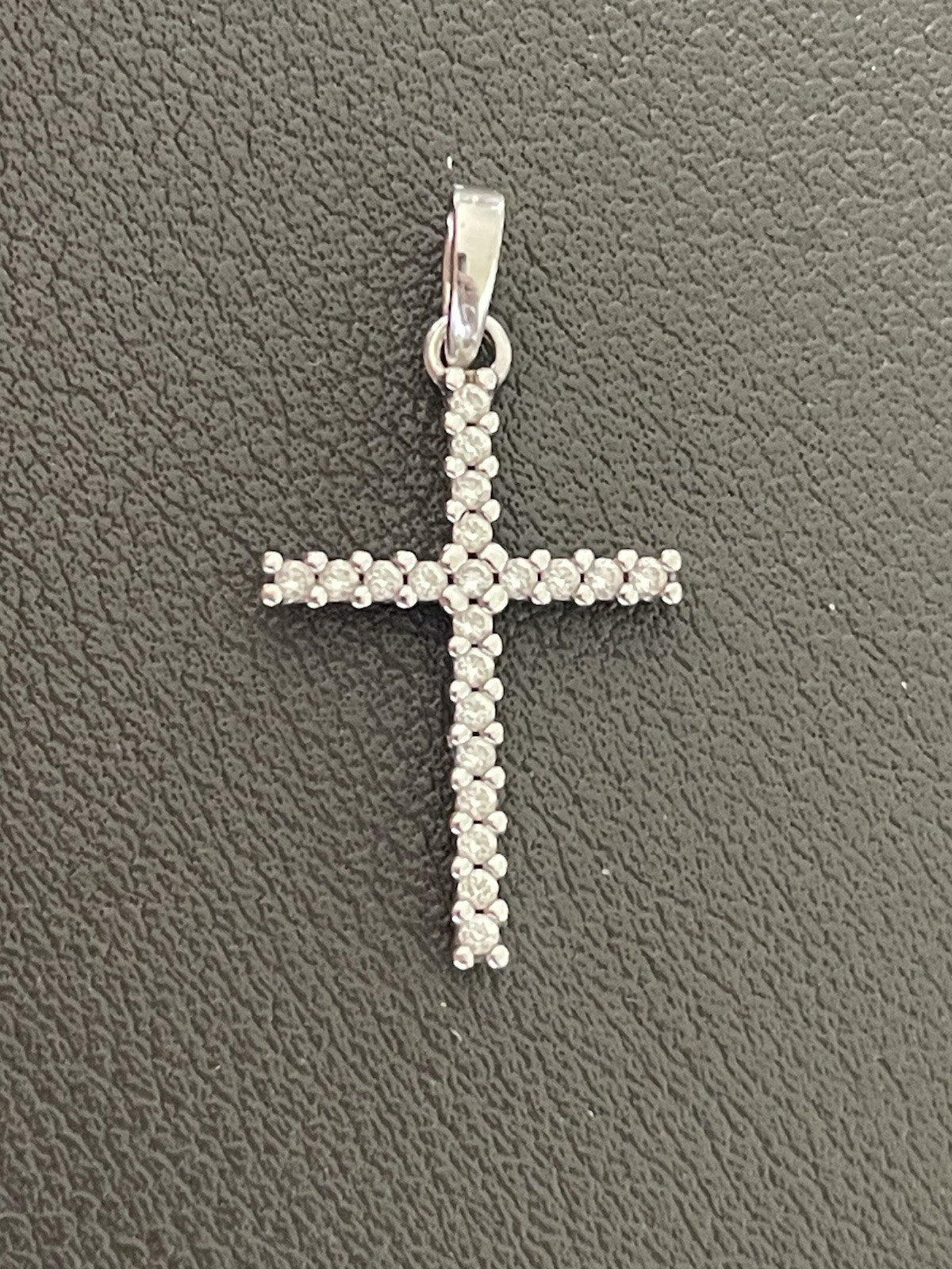 18KT White Gold 0.20CTW Diamond Cross Pendant (L44)