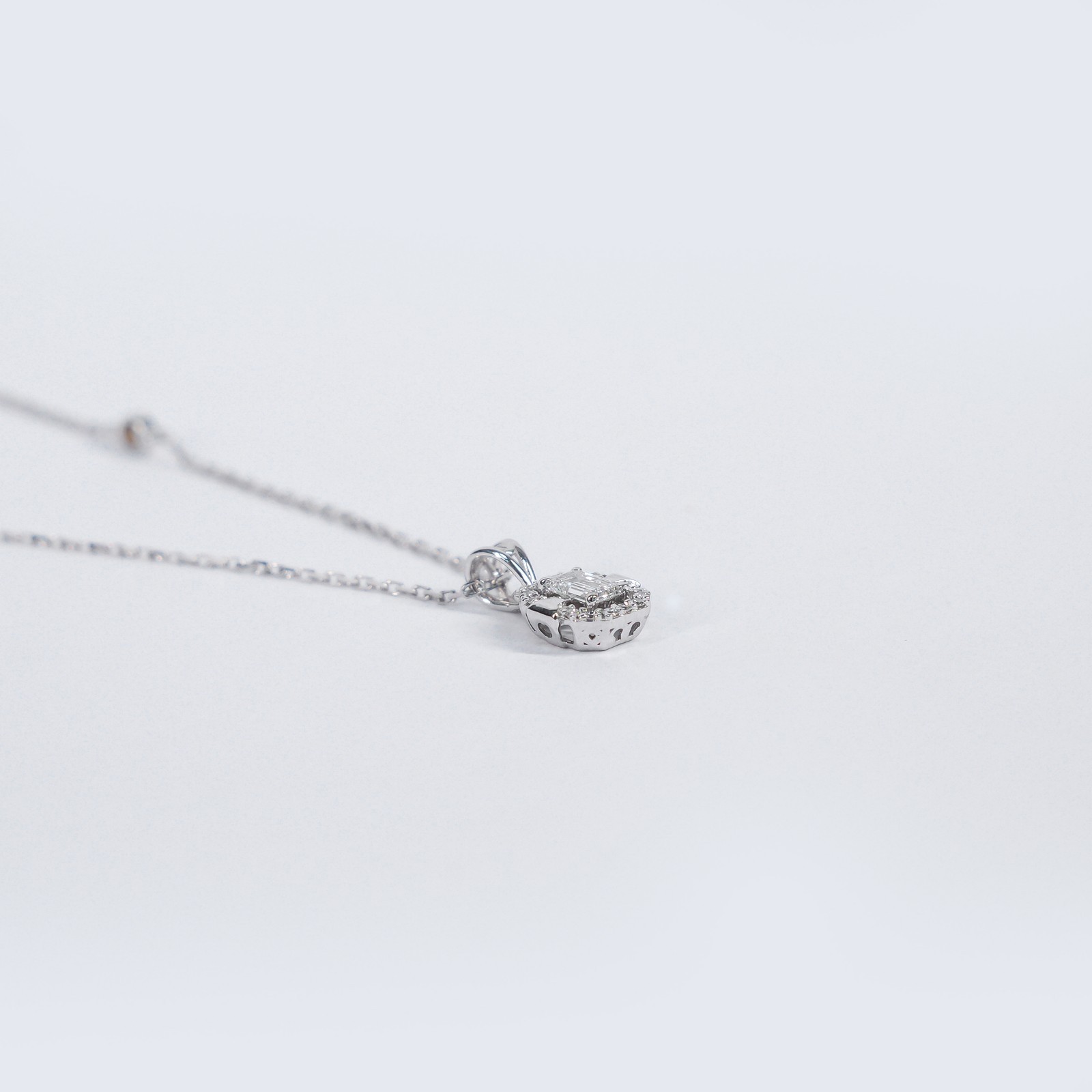 18 KARAT WHITE GOLD NECKLACE | WOMEN | NATURAL DIAMONDS | IGI CERTIFIED