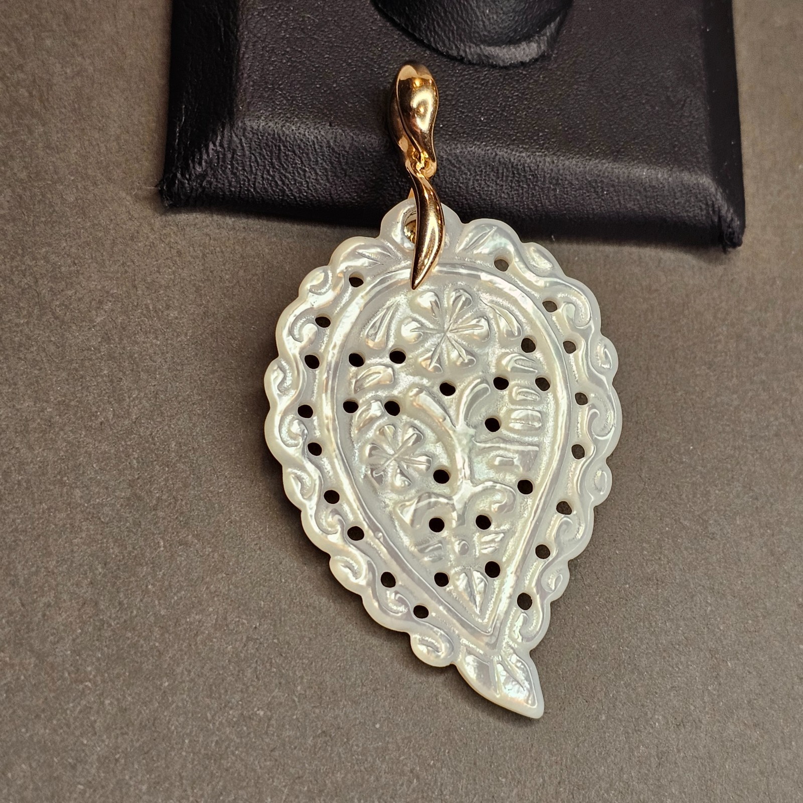 Tamara Comolli INDIA Medium 18K Gold White Mother of Pearl Leaf Pendant TC