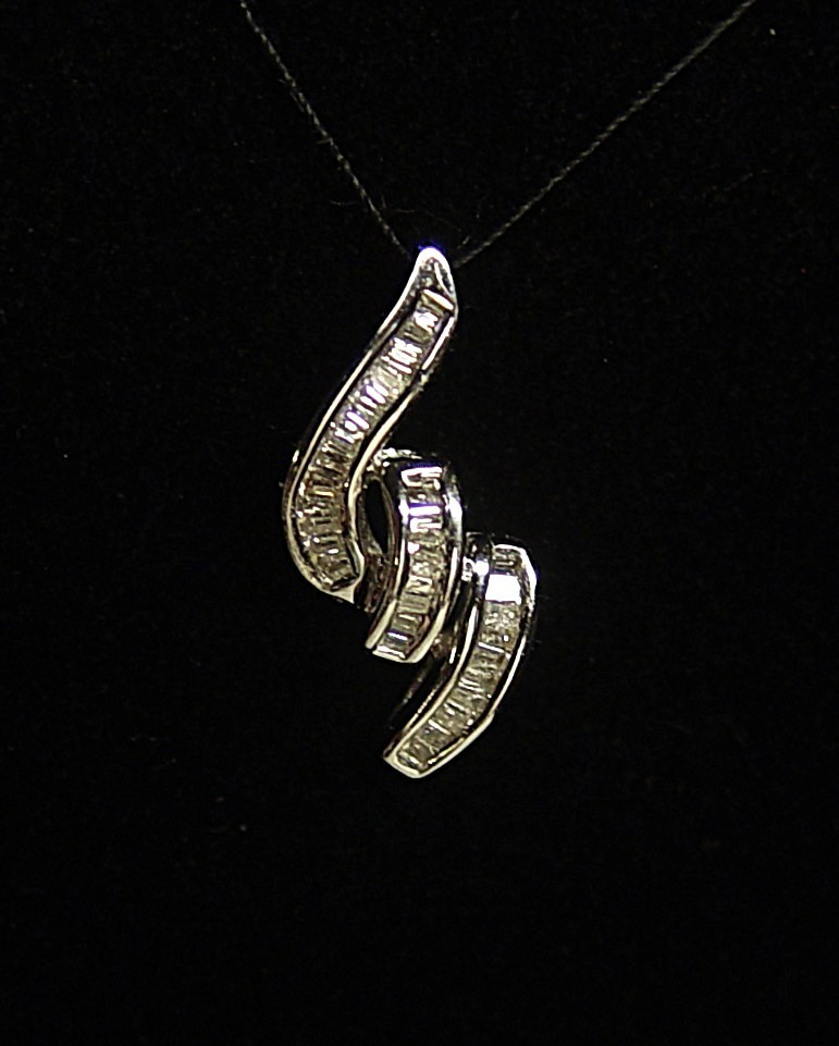 GENUINE DIAMOND pendant 18K white gold weighing 0.09 gram pave baguette diamonds