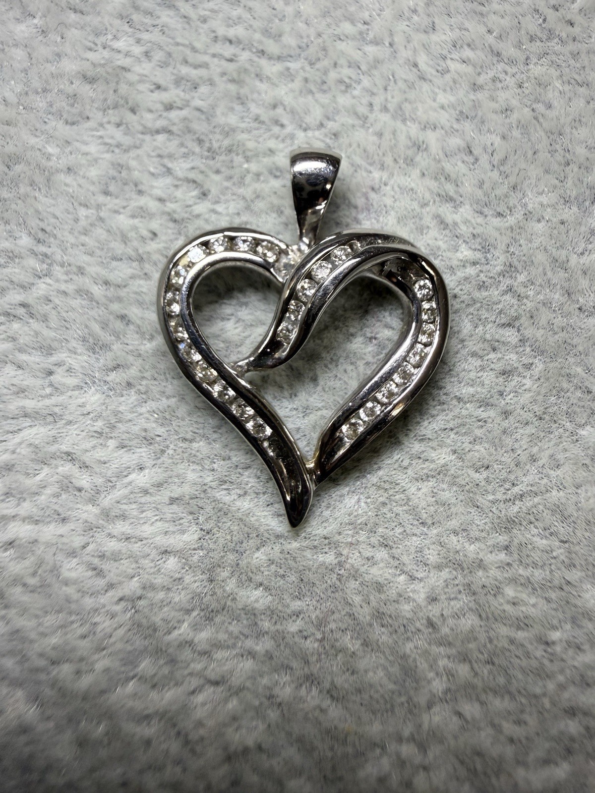 14k White Gold Diamond Heart Pendant With Channel Set Diamonds (2.53grams)