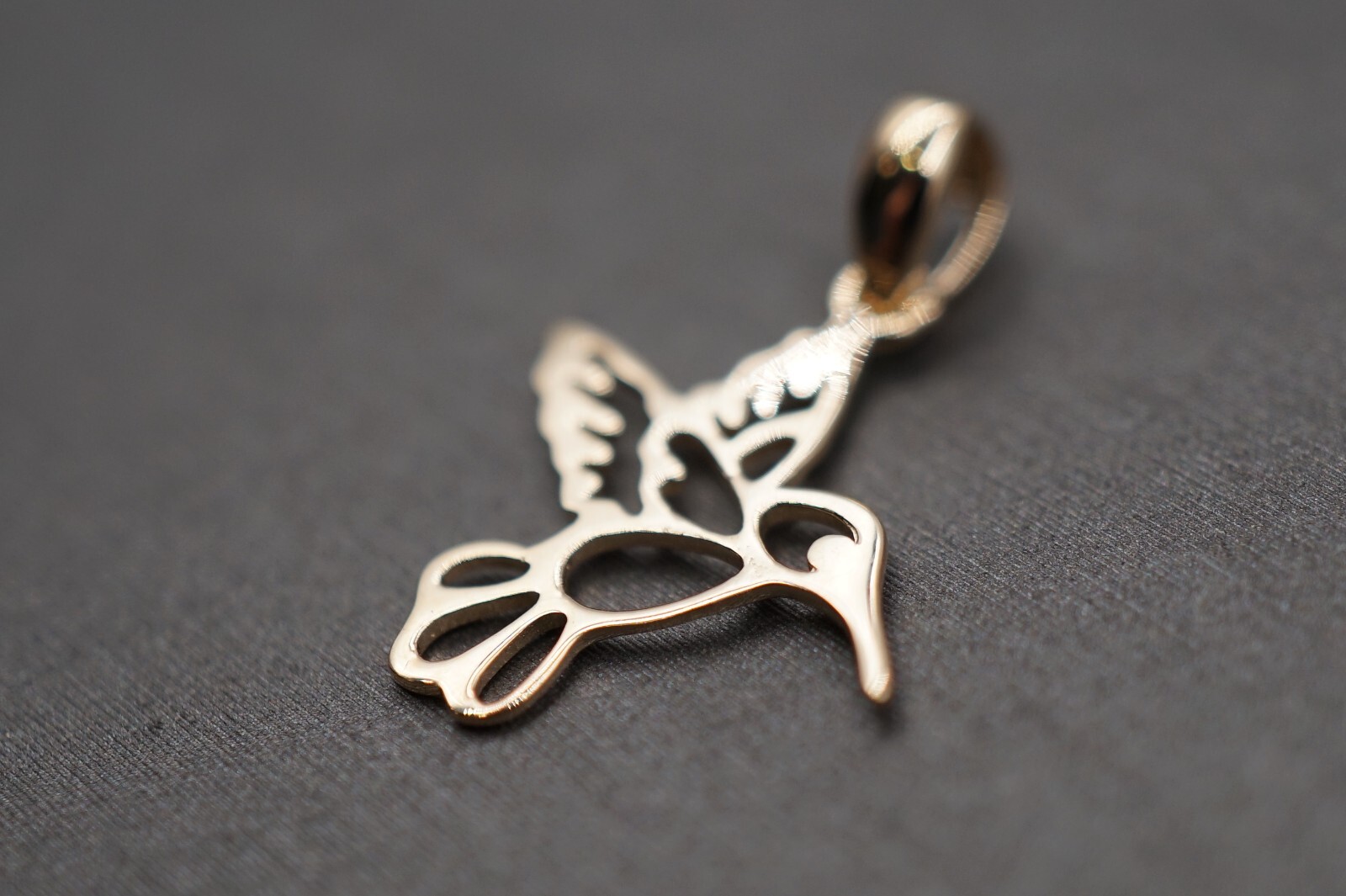14K Solid Yellow Gold 0.75″ Small Light Flat Hummingbird Charm Pendant.