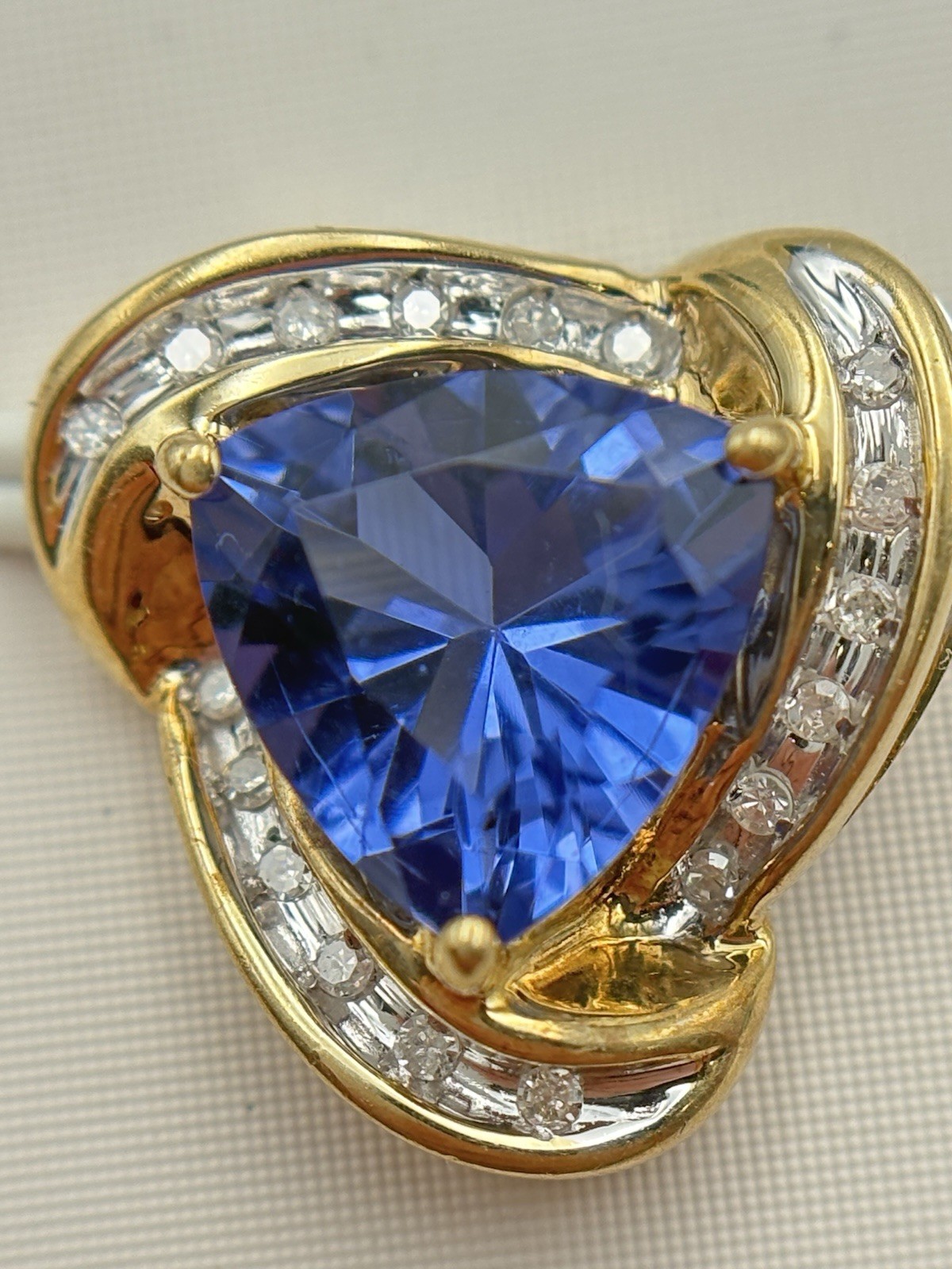 GOLD 10KT YELLOW GOLD TRILLION CUT TANZANITE SLIDE PENDANT 2.8g