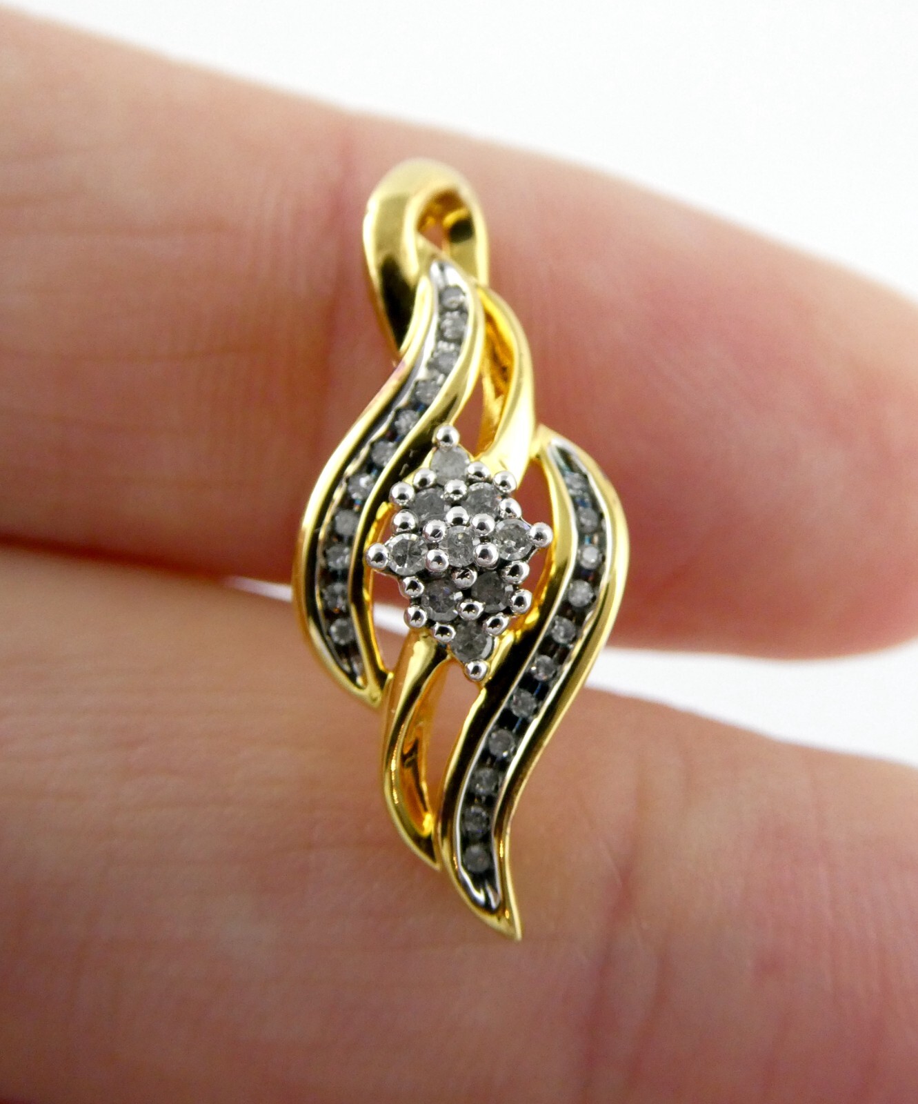 SUN Gilded Sterling Silver Natural Tiny Diamond Studded Pendant 925 1.9g 7/8 In