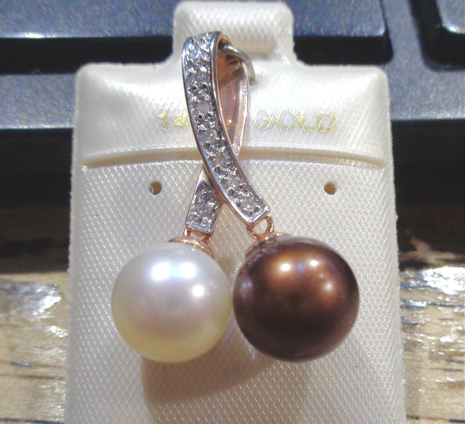 14K ROSE GOLD RIBBON FRESHWATER WHITE CHOCOLATE PEARL 0.09CTS DIAMOND PENDANT