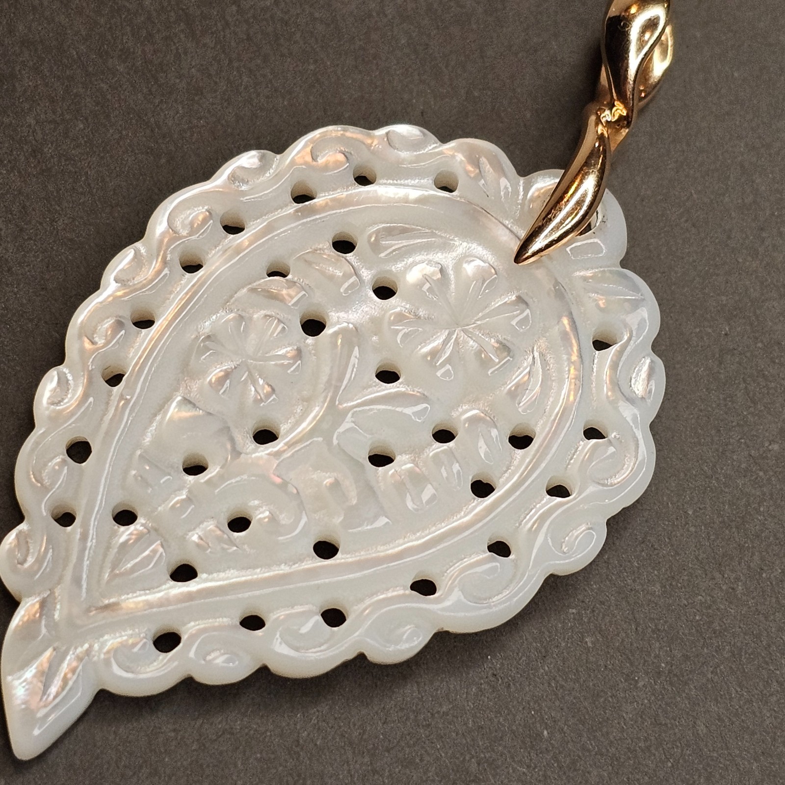 Tamara Comolli INDIA Medium 18K Gold White Mother of Pearl Leaf Pendant TC