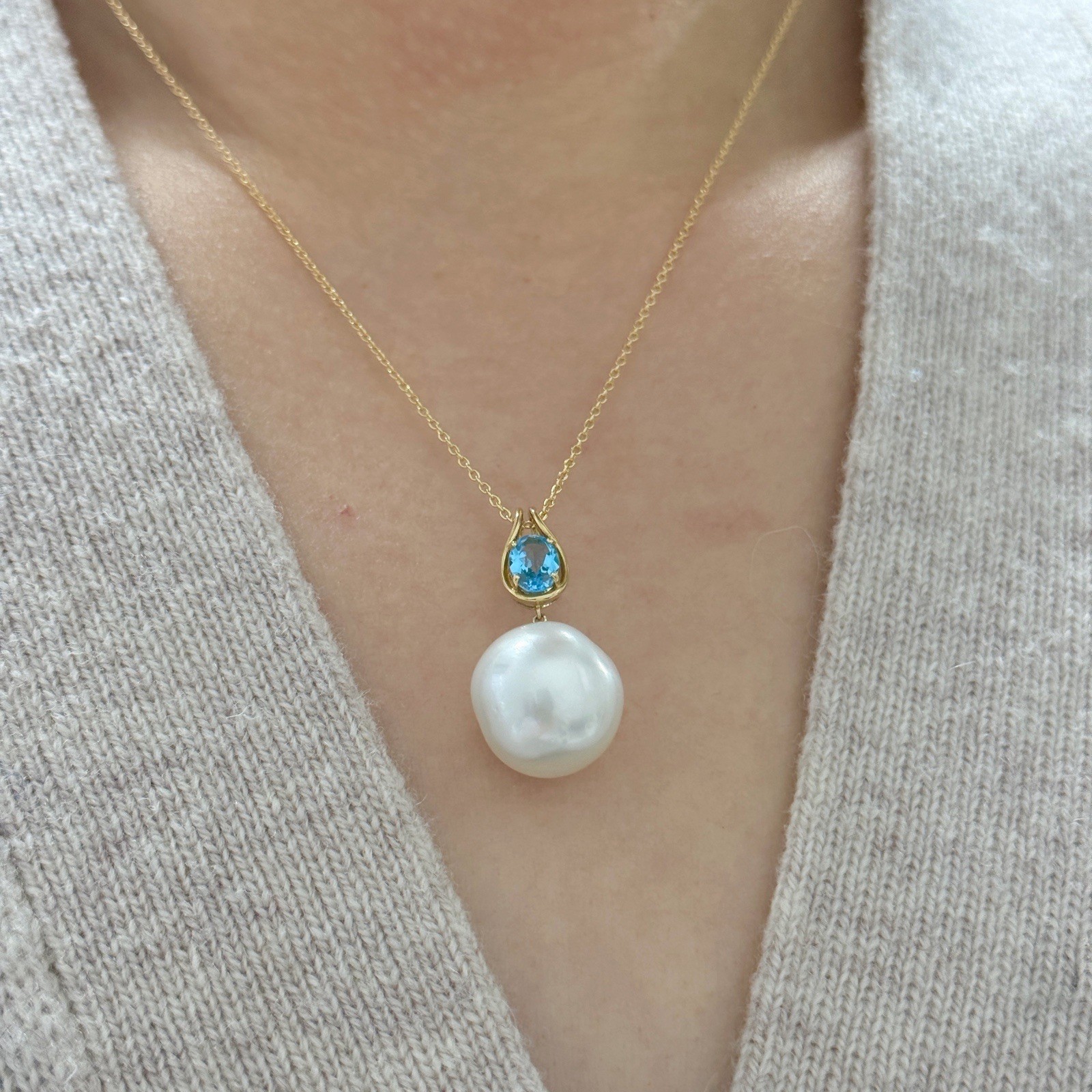 15.6mm Australia South Sea Pearl/Blue Quartz Pendant 18k Solid Yellow Gold