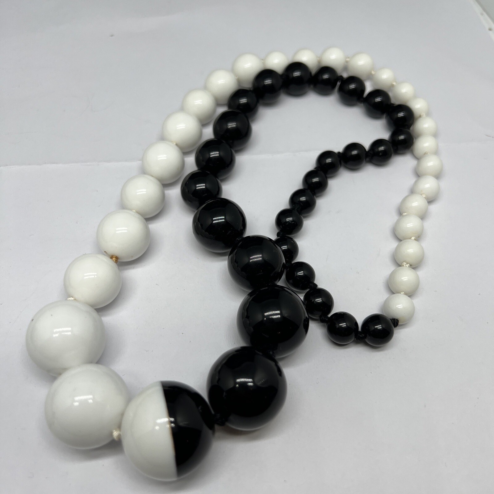 Black And White Lucite Plastic Beaded 30” Necklace 6566