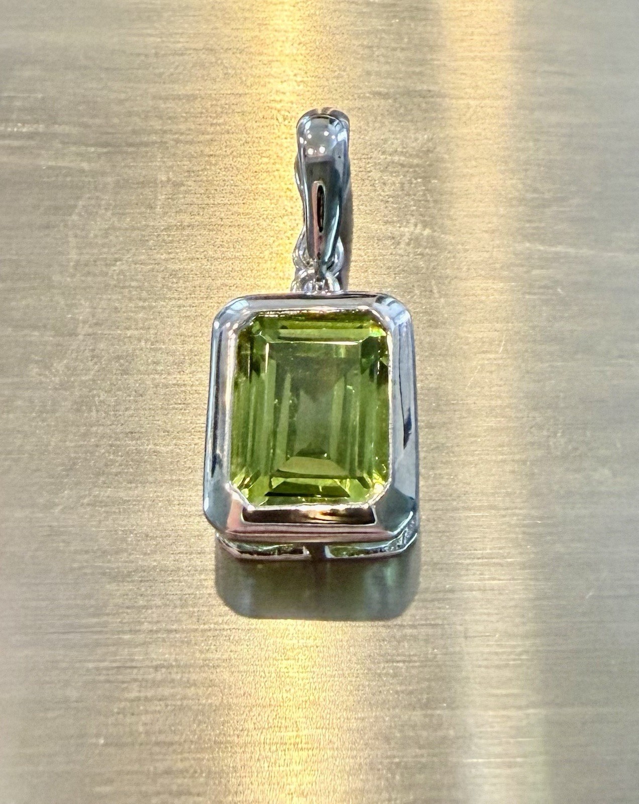 14k Solid WG PERIDOT PENDANT – Lab Created Peridot – 2.24gr tw
