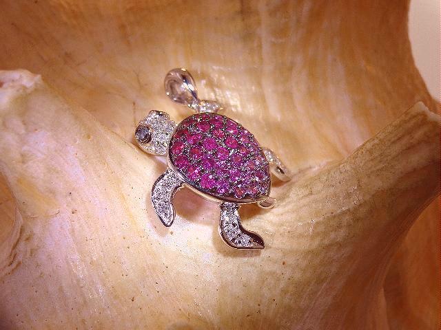20MM 14K WHITE GOLD 0.87CTS RUBY SAPPHIRE 0.18CT DIAMOND HAWAIIAN TURTLE PENDANT