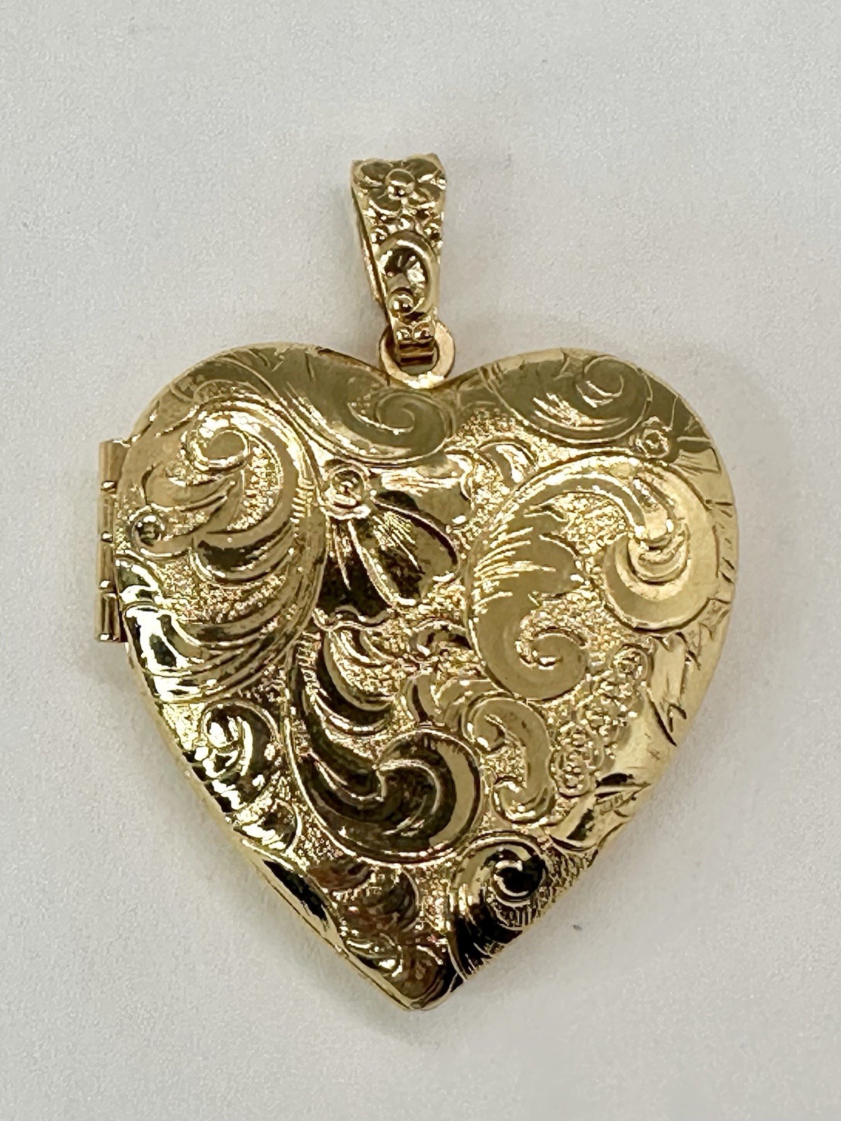 ⛎ NEW Vintage Gold Tone Engraved Heart Photo Locket Pendant Floral Scroll 30mm