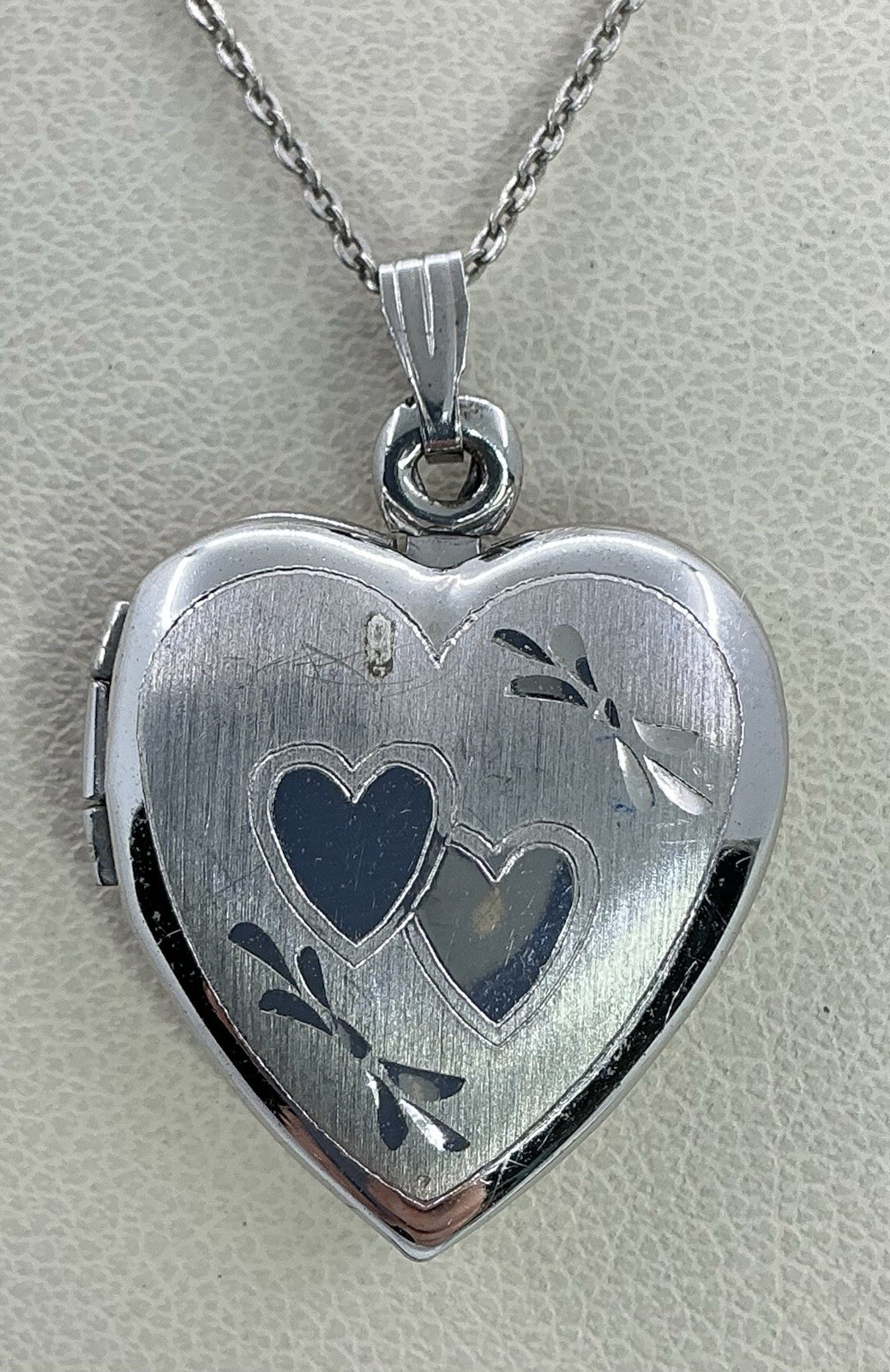 LOCKET HEART SHAPE STERLING SILVER WITH CHAIN ENGRAVED HEARTS (S1039)