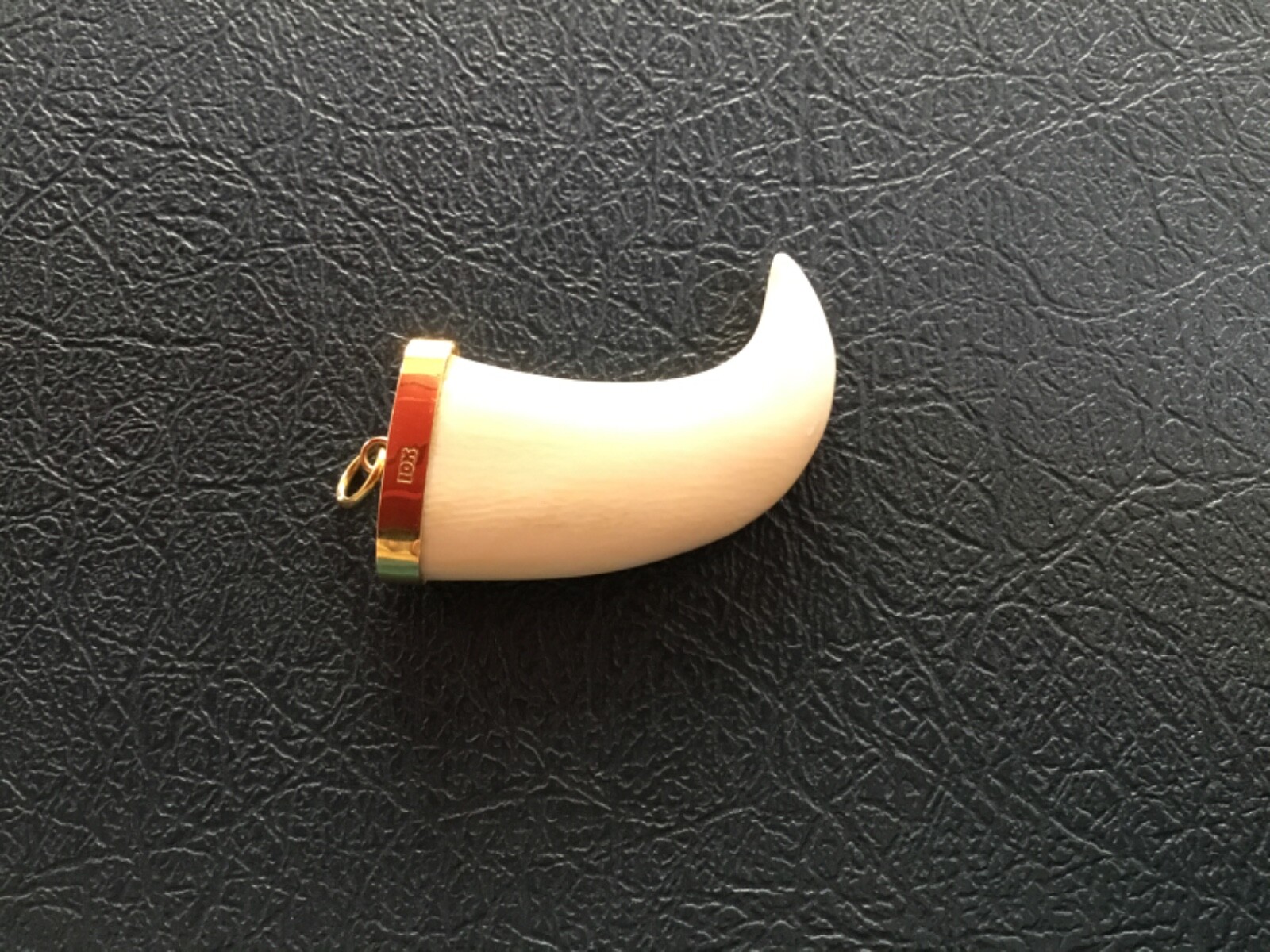 10K SOLID YELLOW GOLD WHITE CLAW PENDANT 5.2 GRAMS 1.25’’ VERY GOOD CONDITION