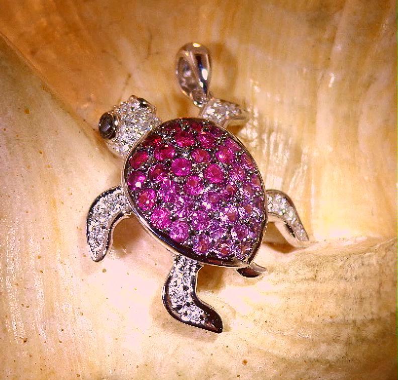 20MM 14K WHITE GOLD 0.87CTS RUBY SAPPHIRE 0.18CT DIAMOND HAWAIIAN TURTLE PENDANT