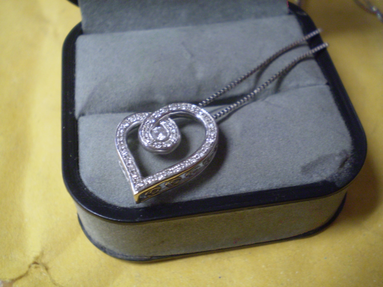 14K White Gold Ladies Box Link Necklace w/10K Diamond Heart Pendant 3.4 grams