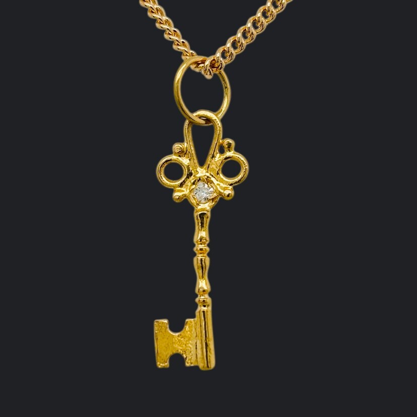 18ct Gold Diamond Set Key Pendant/Charm 0.01ct 0.7g Preloved